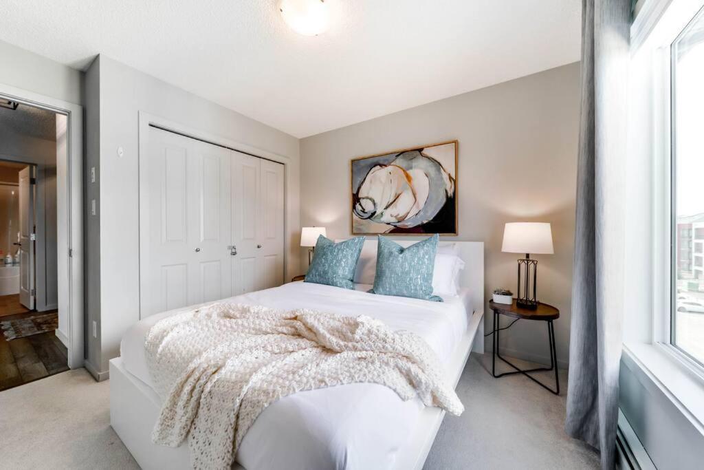 Bright Luxe Condo, Ac, Top Floor, King Bed, Balcony! Edmonton Exterior foto