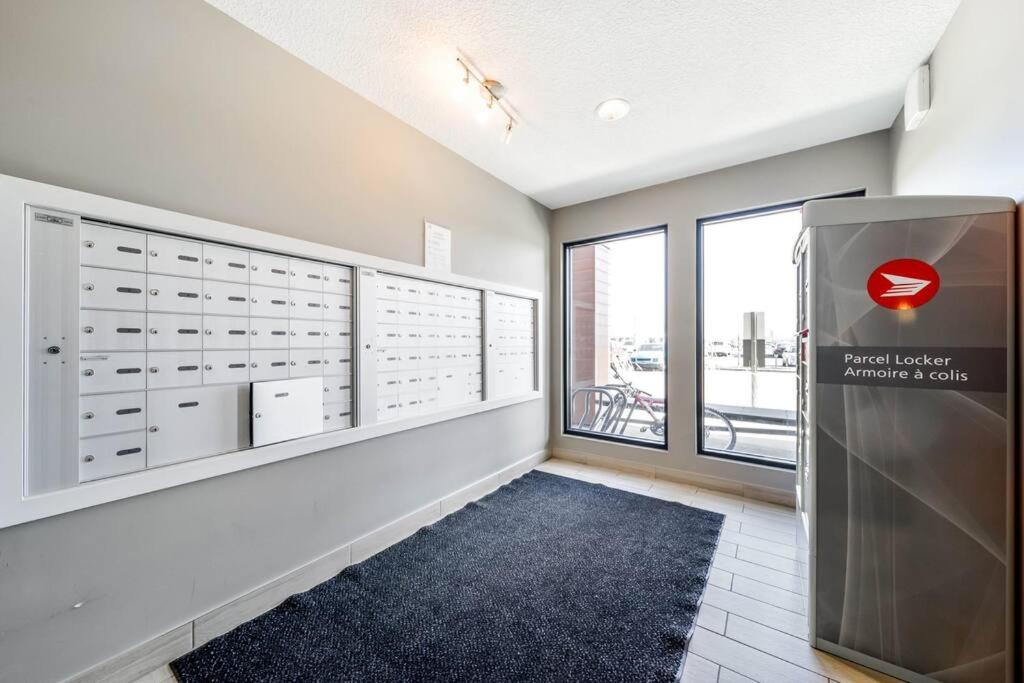 Bright Luxe Condo, Ac, Top Floor, King Bed, Balcony! Edmonton Exterior foto