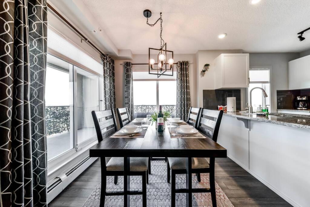 Bright Luxe Condo, Ac, Top Floor, King Bed, Balcony! Edmonton Exterior foto